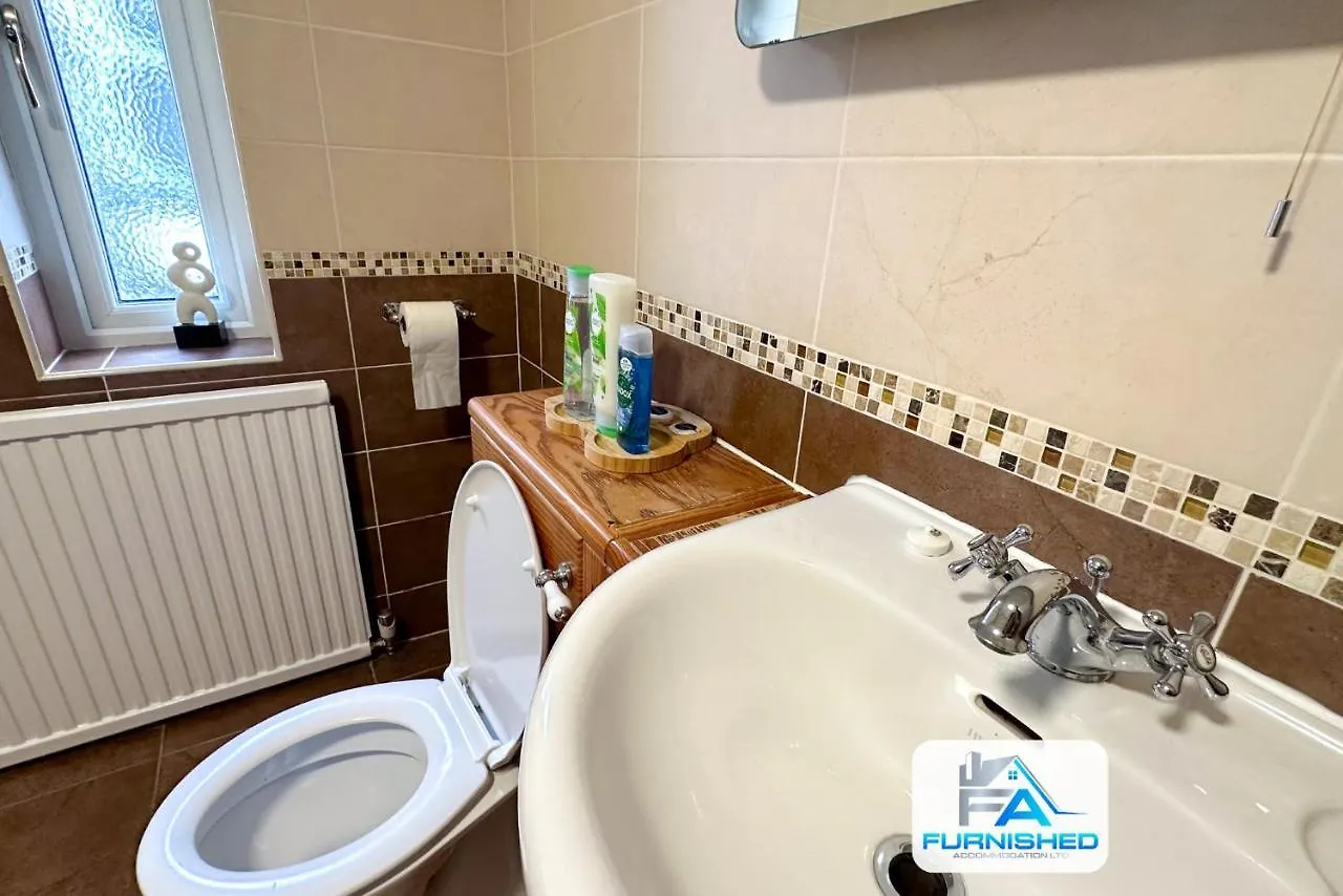 度假居 Contractor Stays By Furnished Accommodation Leeds - Free Van Parking On Driveway 布拉姆霍普